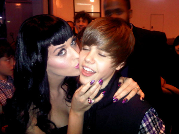 katy perry justin bieber kiss 600x450 Simon Cowell chiama Britney Spears, Katy Perry e Justin Bieber per un singolo a favore del Giappone