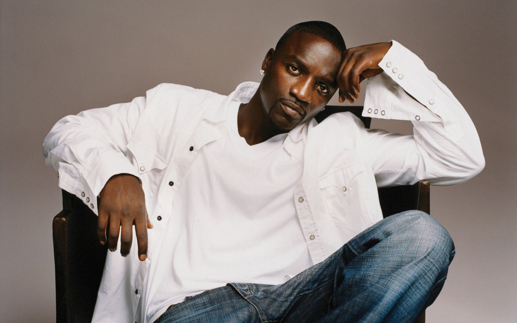 Akon: Dopo Aver Rifornito Di Corrente 600 Milioni Di Africani, Passerà All' America Latina 1 Akon_Sitting