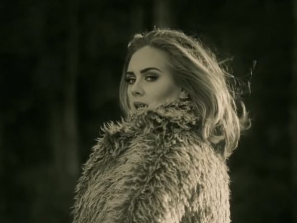 Hello-di-Adele-ecco-perche-e-gia-la-nostra-canzone-preferita_oggetto_editoriale_850x600