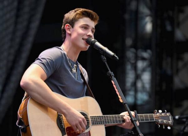 Shawn-Mendes-opens-for-Taylor-Swift-onstage-during-The-1989-World-Tour-on-June-12-2015-at-Lincoln-Financial-Field-in-Philadelphia-Pennsylvania