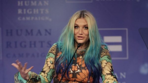 Kesha Si Commuove Parlando Di Omofobia E Di Uguaglianza 1 Kesha Award Dinner Ap660 (1)