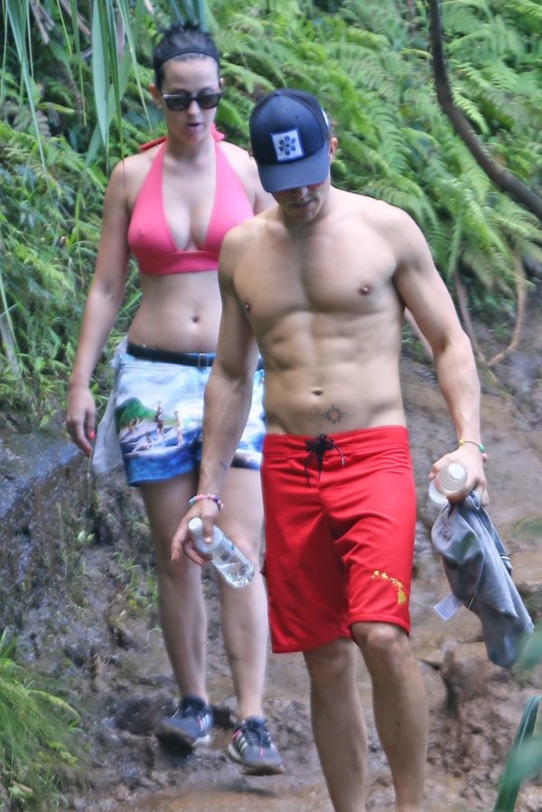 EXCLUSIVE: *PREMIUM EXCLUSIVE RATES APPLY* *NO WEB UNTIL 4AM EST, MARCH 2* *NO TV UNTIL 3PM EST, MARCH 1* A bikini clad Katy Perry and shirtless Orlando Bloom hiking the Napali Coast in Hawaii on February 27. The new couple walked hand in hand and were joined by a couple of friends on their hike. Pictured: Katy Perry and Orlando Bloom Ref: SPL1236723 290216 EXCLUSIVE Picture by: Splash News Splash News and Pictures Los Angeles: 310-821-2666 New York: 212-619-2666 London: 870-934-2666 photodesk@splashnews.com 