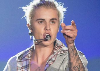 Justin Bieber Shock, Spegne Una Sigaretta Sul Braccio Di Post Malone 4 Justin Bieber Concert Getty