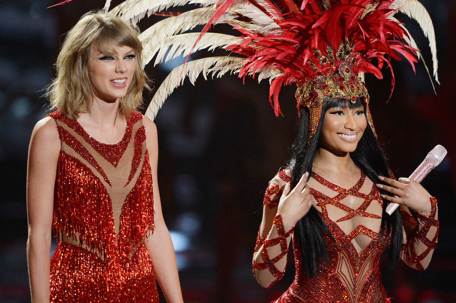 Taylor-Swift-Red-Feather-Vma5