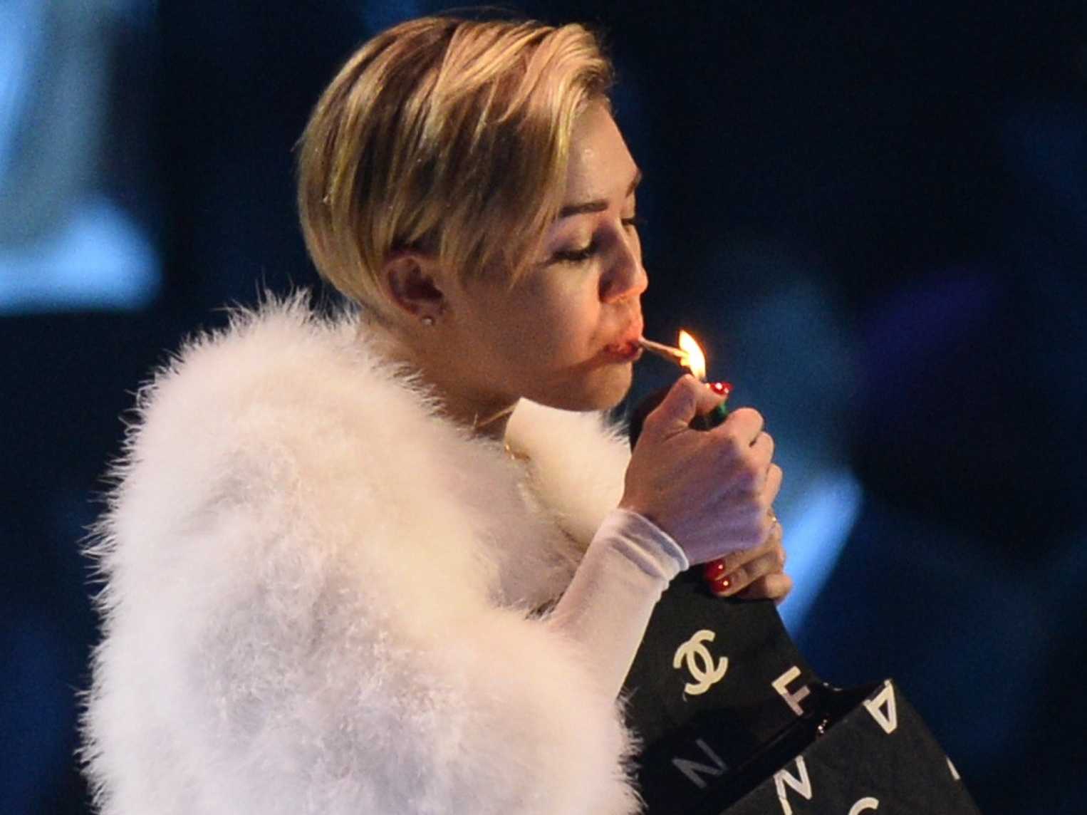 Miley Cyrus Stupisce Tutti: Addio Droghe Ed Alcol! 1 Us-Censors-Miley-Cyrus-Smoking-Pot-While-Accepting-Mtv-Europe-Award