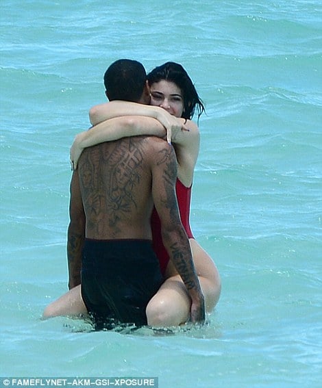 372E12BE00000578-3738666-Loved_up_Tyga_held_his_girlfriend_lovingly_in_the_water_as_she_c-a-41_1471083295854