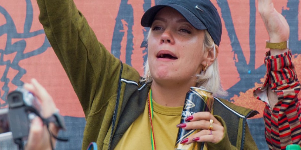 Lily-Allen-Ubriaca