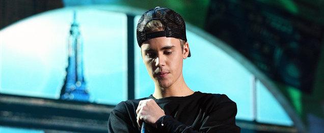 Justin-Bieber-Moment-Of-Silence-Nickelodeon-Halo-Awards-2015-Nyc-Bxillboard-650