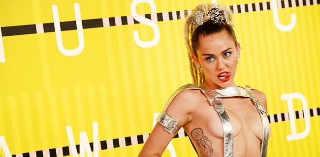 Los Angeles, Ca - August 30: Host Miley Cyrus Attends The 2015 Mtv Video Music Awards At Microsoft Theater On August 30, 2015 In Los Angeles, California. (Photo By Frazer Harrison/Getty Images)