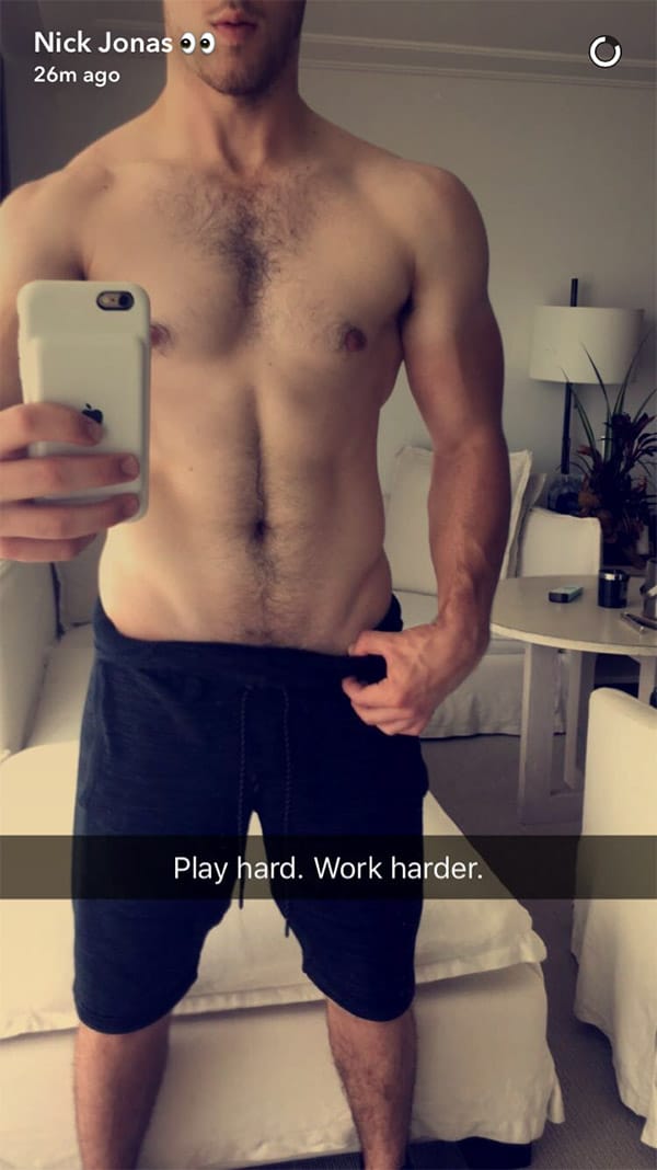 Nick-Jonas-Hot-Selfie-Muscle