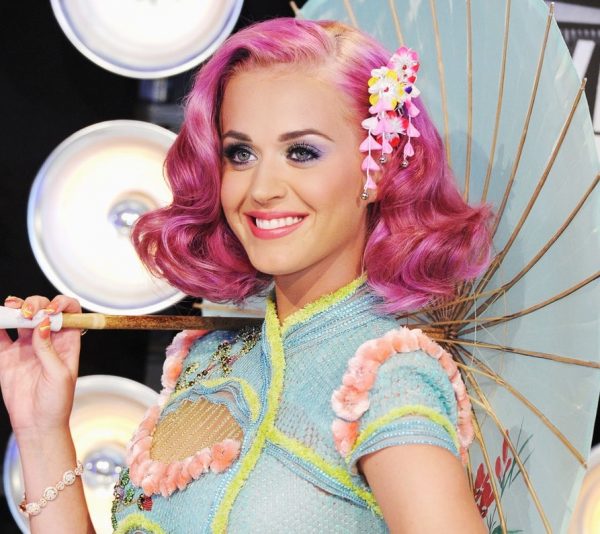 Katy Perry Look Capelli: 10 Tagli E Colori Sfoggiati Dalla Popstar! 4 Katy-Perry-Mtv-Vmas-Hair-2011-Billboard-1240