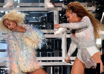 Beyoncé cade sul palco con sorella Solange