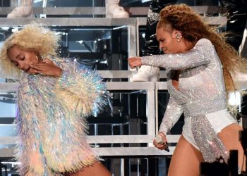 Beyoncé Cade Sul Palco Con Sorella Solange