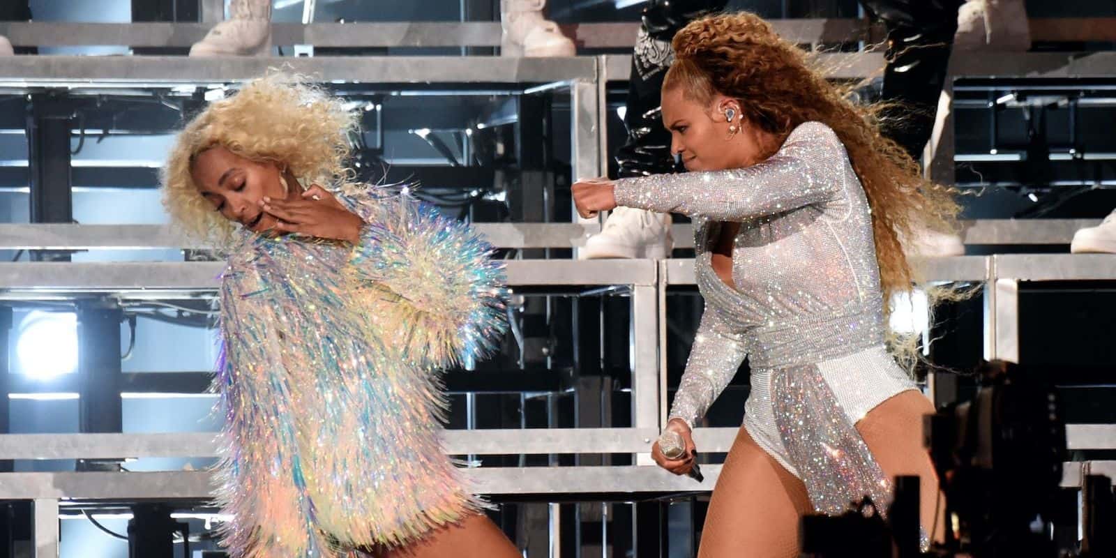 Beyoncé, Caduta Epica Con La Sorella Solange Al Coachella! 1 Landscape 1524436732 S 1
