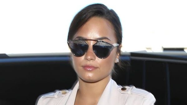 092916 Demi Lovato Airport Lead