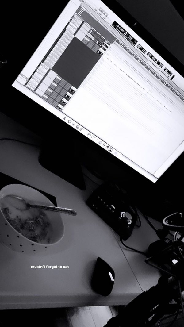 ariana grande produce musica