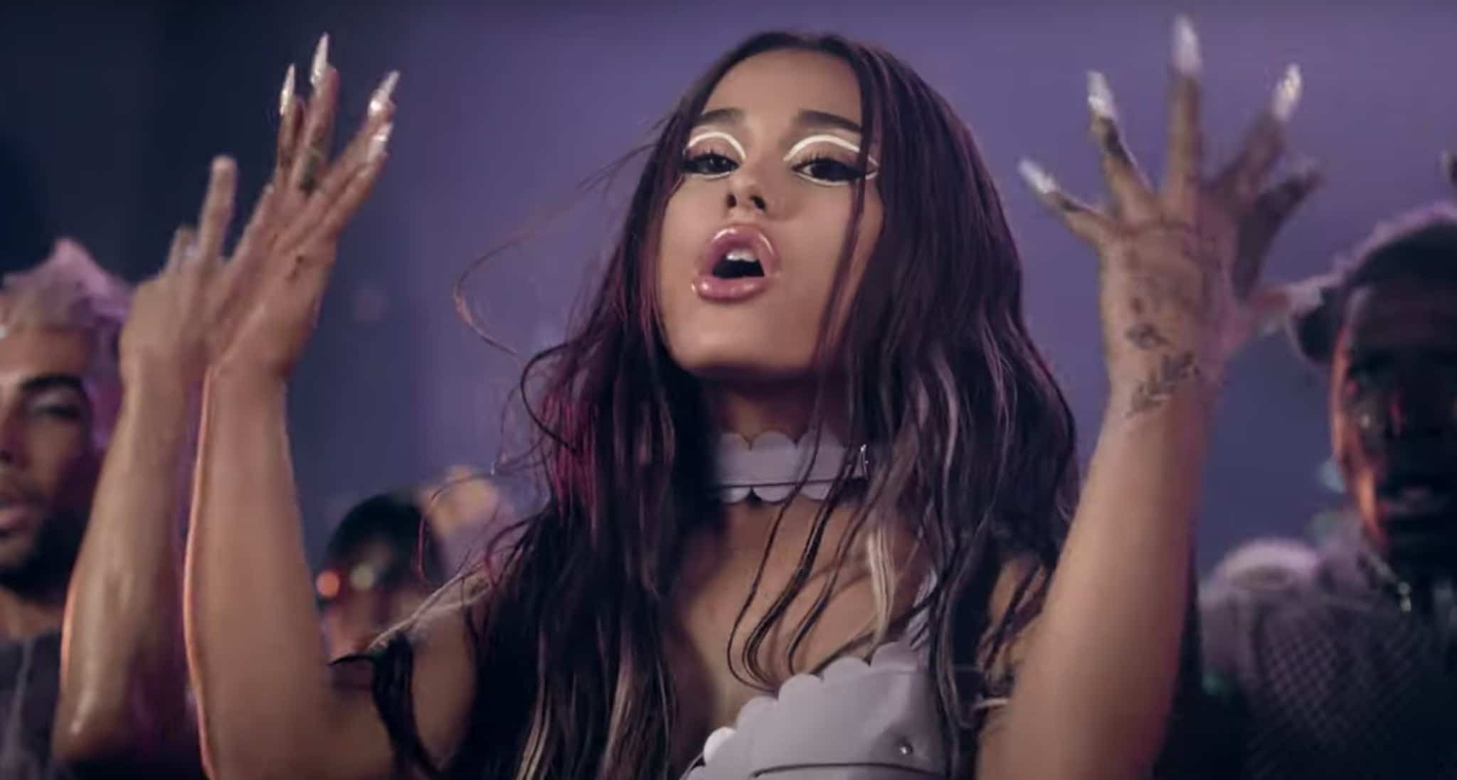 Ariana Grande: L'Eyeliner Bianco Di Rain On Me É Già Un Trend Nel Make-Up. 1 Ariana Grande Rain On Me White Nails.png 1