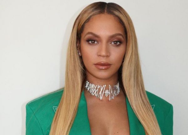 Beyoncé Esce Di Casa Bardata Con La Mascherina Al Contrario, Ma Griffata B! 1 Beyonce Mascherina