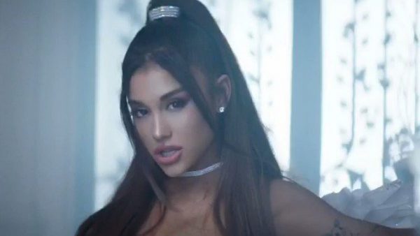 Ariana Grande É La Quinta Cantante Donna Con Più Certificazioni Nell'Era Digitale. 1 Ariana Grande Riaa