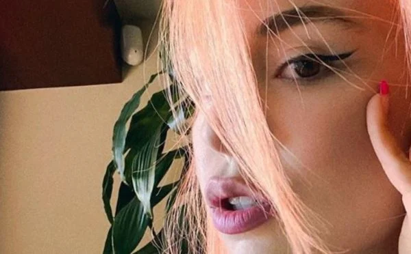 Ava Max: Nuovo Colore Shocking Per I Suoi Capelli. 1 Ava Max Arancione Capelli