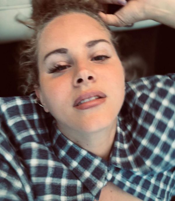 Lana Del Rey: Tutta Al Naturale, Si Mostra Senza Trucco, Ed É Irriconoscibile. 2 Lana Del Rey Truaccata A Metà