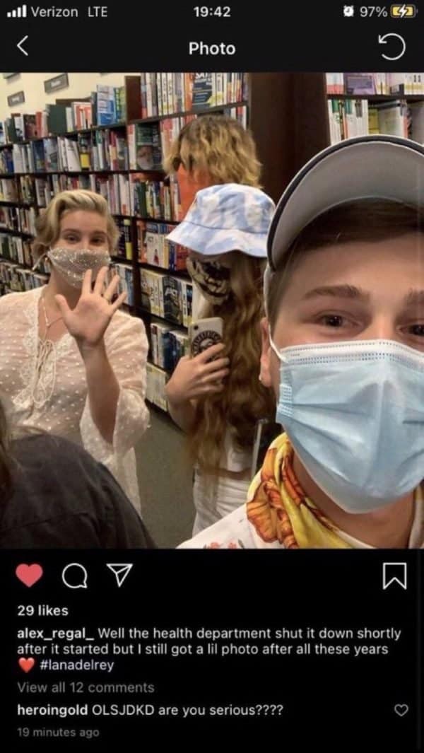 Lana Del Rey: Incontra Fan, Chirurgia E Mascherina Bucata Fa Discutere. 2 Lana Del Rey Mascherina