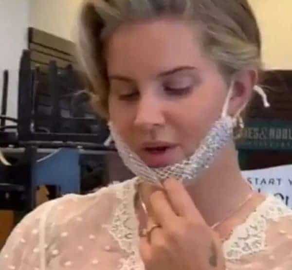 Lana Del Rey: Incontra Fan, Chirurgia E Mascherina Bucata Fa Discutere. 3 Lana Del Rey Plastica