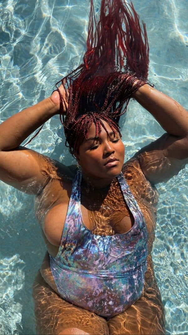 Lizzo: Nuove Foto In Costume E Perizoma, Ascolta Ariana Grande. 1 Emaffuxiaavq