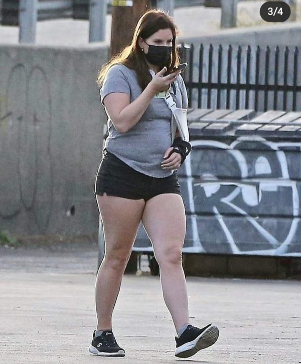 Lana Del Rey Si É Rotta Un Braccio, Ed É Ingrassata Ancora 3 Fb Img 1609112234080