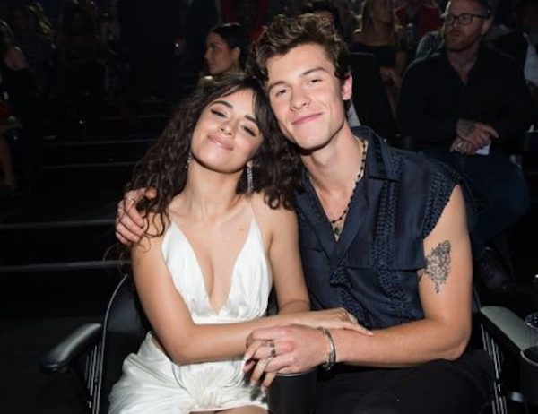 Camila Cabello Bacia Shawn Mendes In Una Jacuzzi Augura Buon Natale 1 Camila Cabello Shawn Mendes