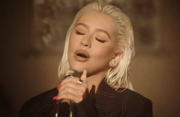Christina Aguilera canta il natale Have yourself a merry little christmas
