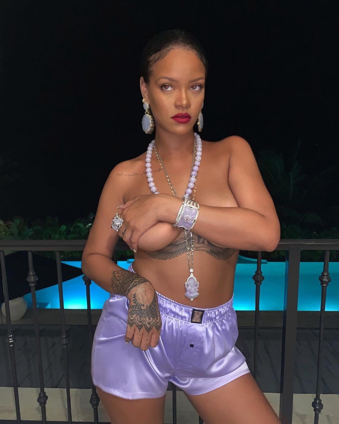 Rihanna Topless: Foto Hot Per Savage X Fenty, Si Copre Il Seno Con Il Braccio. 2 Rihanna Decolte