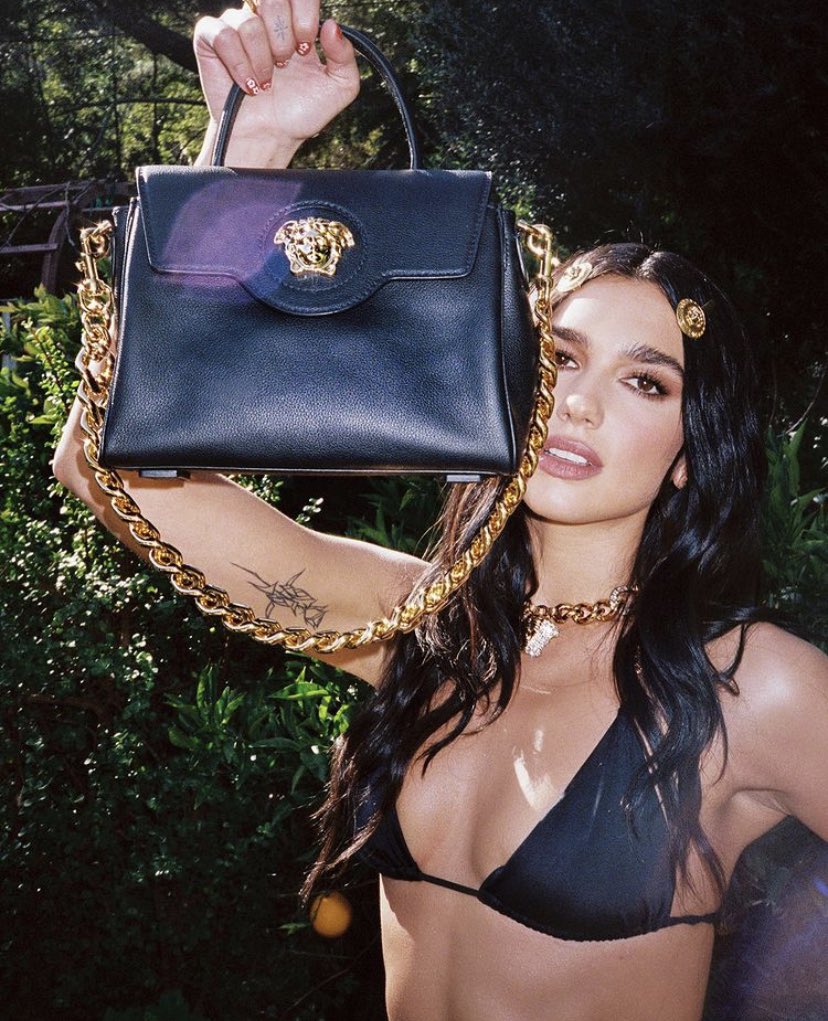 Dua Lipa In Bikini, Il Suo Corpo É Mozzafiato Su Un Isola Paradisiaca 6 Versace Dua Lipa