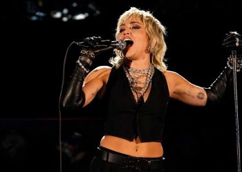 Miley Cyrus Canta E Omaggia I Queen