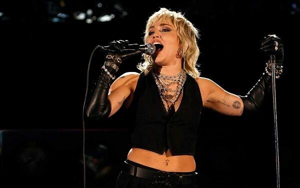 Miley Cyrus Canta E Omaggia I Queen 1 Miley Cyrus Ncaa