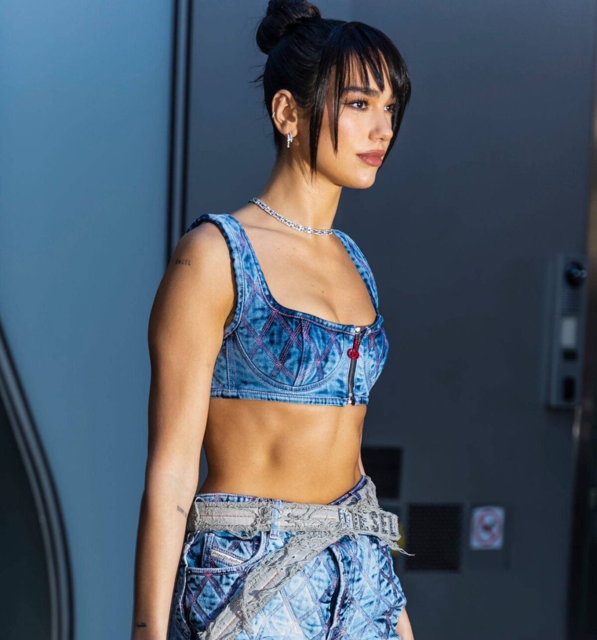 Dua Lipa É Fashion In Diesel, Con Un Nuovo Taglio Di Capelli 2 Dua Lipa Diesel Taglio Capelli2