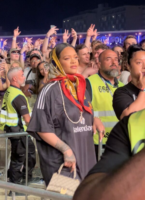 Rihanna, La Prima Foto Dopo Il Parto Ad Un Concerto In Portogallo. 1 Rihanna Portogallo