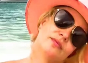 Britney Nuda Spiaggia Bruciata