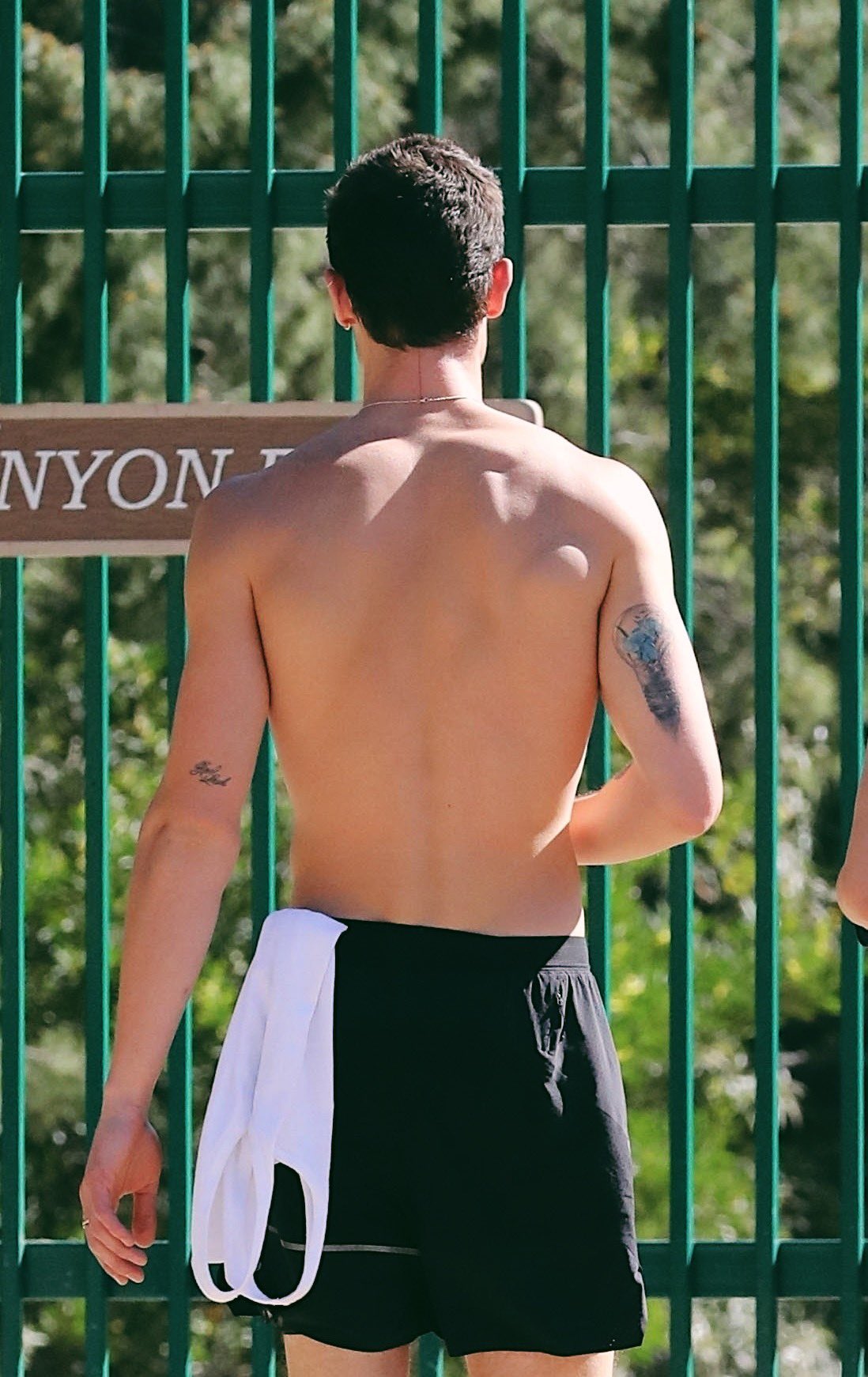 Shawn Mendes A Petto Nudo Mostra Il Fisico Manda In Tilt I Social 4 Idcrus9