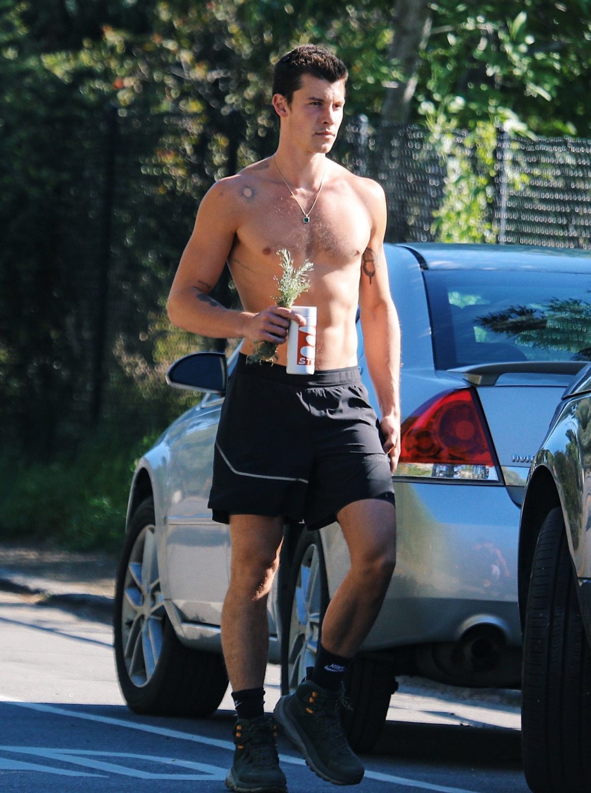 Shawn Mendes A Petto Nudo Mostra Il Fisico Manda In Tilt I Social 3 Yylilax